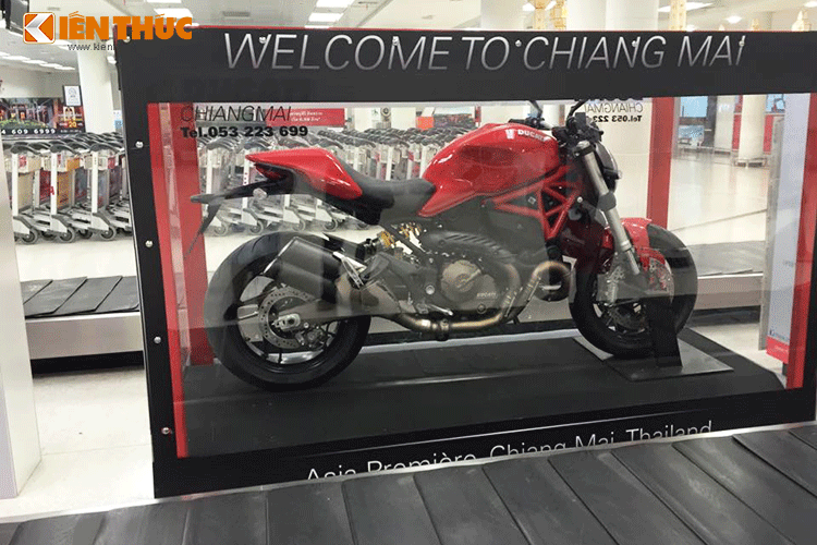 Với việc cho ra mắt chạy thử  phiên bản Ducati Monster 821 tại Chiang Mai Thái Lan trong ngày hôm nay 27/4. Ngay tại sân bay, Monster 821 cũng được dựng sẵn trong lồng kính để giới thiệu đến khách hàng.